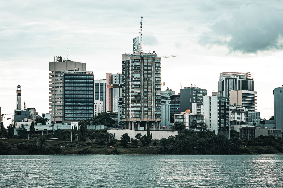 Le quartier du Plateau à Abidjan vu depuis la lagune Ébrié
