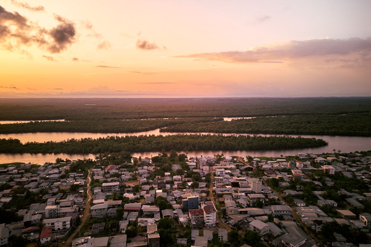 Douala et le Wouri au coucher du soleil, vus du ciel