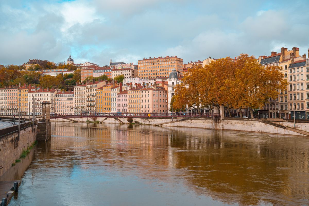 La Saône et les façades de Lyon en automne