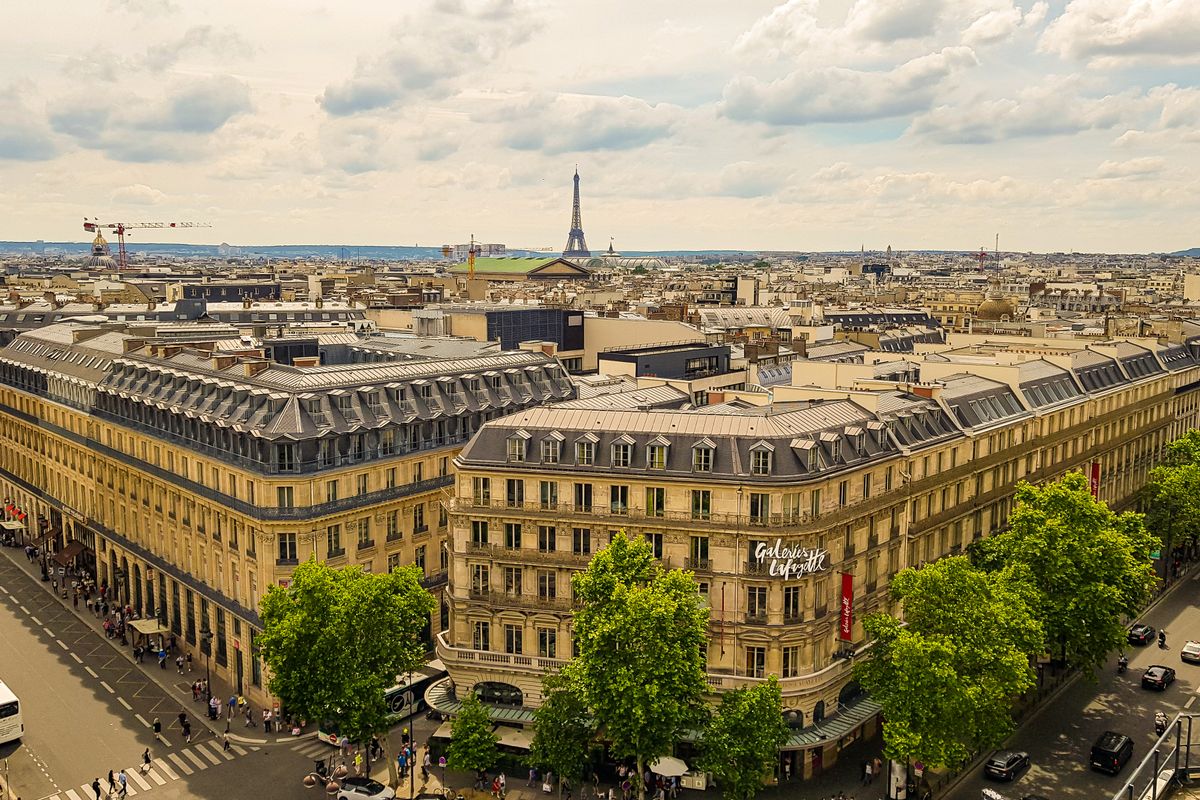 Les toits de Paris et la tour Eiffel vus d’en haut